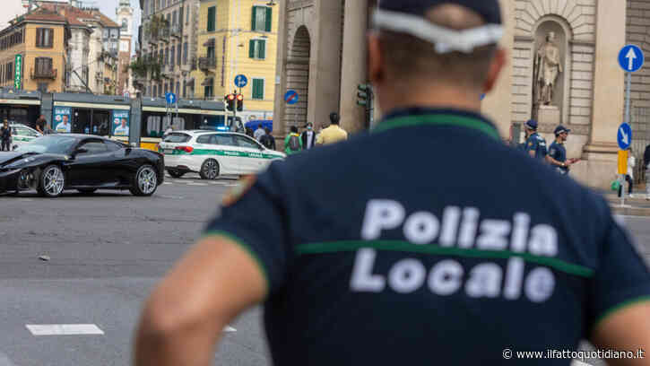 Frena per non investire un pedone e si lascia scappare una bestemmia: multato con 102 euro dalla polizia locale perché “contro le divinità della religione di Stato”