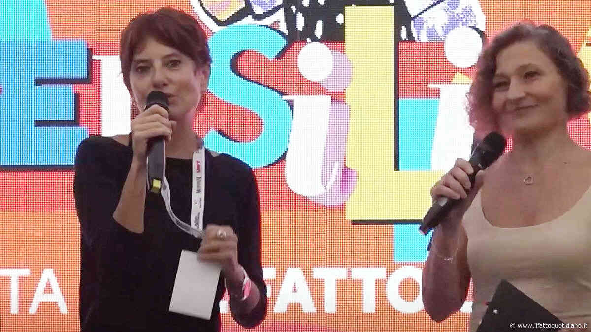 Dal palco della Versiliana Cinzia Monteverdi saluta Alessandro Di Battista: “Ci giungono notizie che sta recuperando. Ti aspettiamo”. Il lungo applauso del pubblico