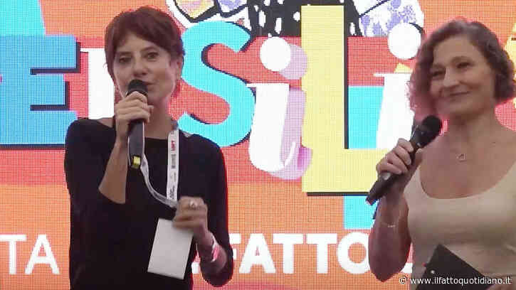 Dal palco della Versiliana Cinzia Monteverdi saluta Alessandro Di Battista: “Ci giungono notizie che sta recuperando. Ti aspettiamo”. Il lungo applauso del pubblico