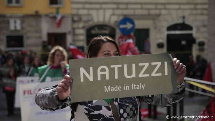 Natuzzi, stipendio di agosto in due tranche ai dipendenti: “Troppe assenze, produzione calata”