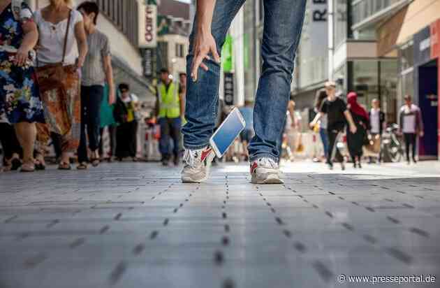 Junge Erwachsene durch kaputte Smartphones überfordert / Kosten, Datenverlust und fehlende Orientierung belasten besonders