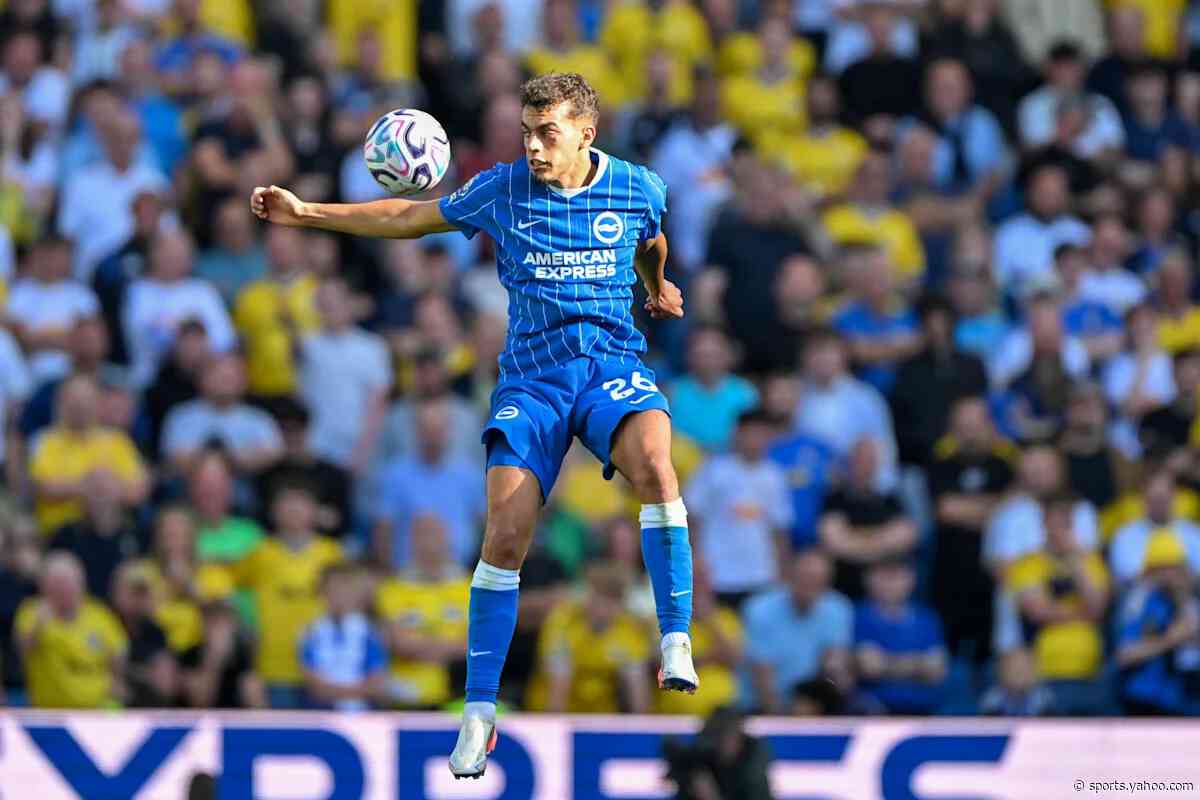 Report: Brighton hold positive contract talks with midfielder