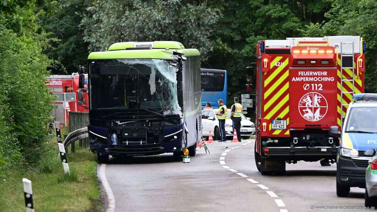 Erste Erkenntnisse nach Schulbus-Unfall bei Haimhausen: Fahrer soll auf Gegenspur geraten sein