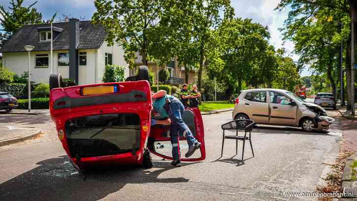 Auto vliegt over de kop bij botsing met andere auto in Eindhoven