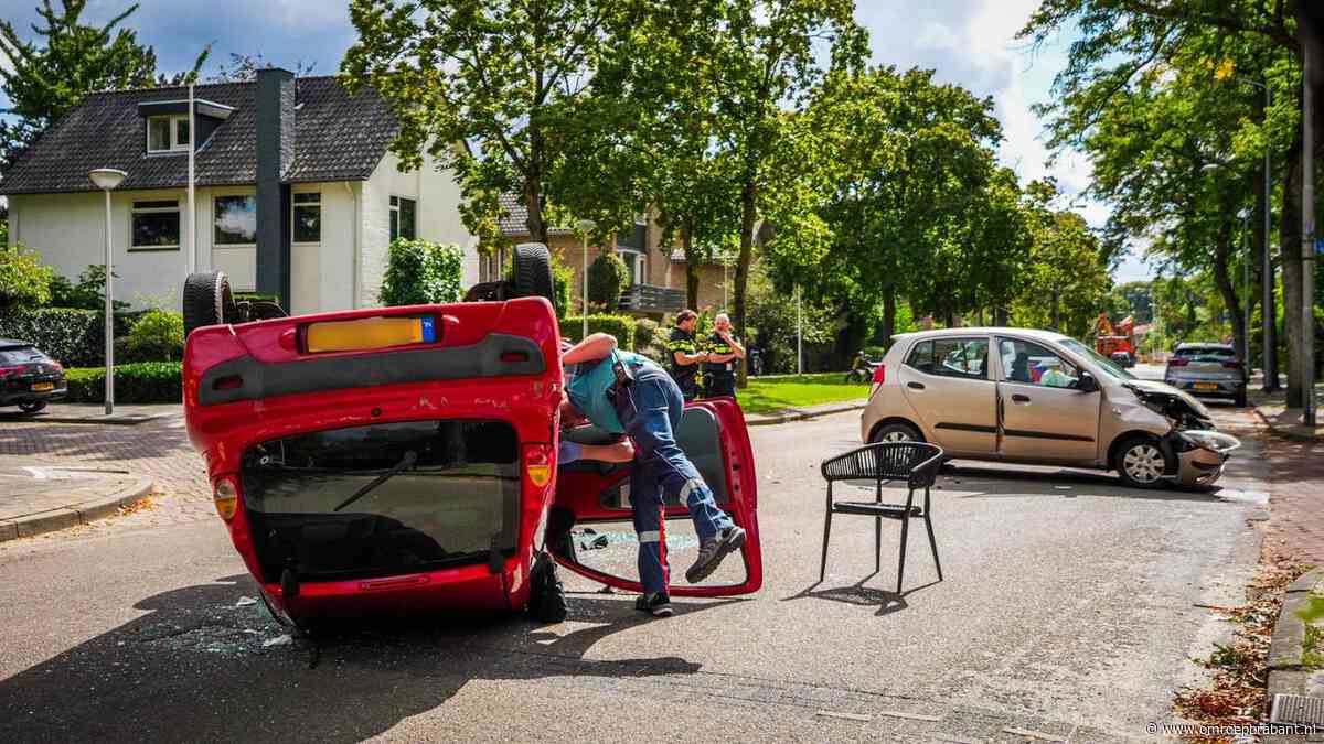 Auto vliegt over de kop bij botsing met andere auto in Eindhoven