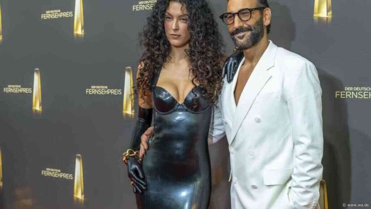 Sie sorgt für Furore beim Fernsehpreis: Rebecca Mir als Vamp in Latex