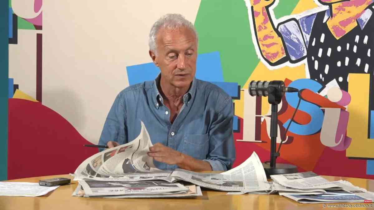 Festa de il Fatto Quotidiano, la rassegna stampa di Travaglio: “Crisi dell’editoria? I giornali fanno la prima pagina guardando i tg della sera”