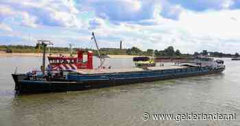 Schip met schroot maakt water onder spoorbrug bij Nijmegen