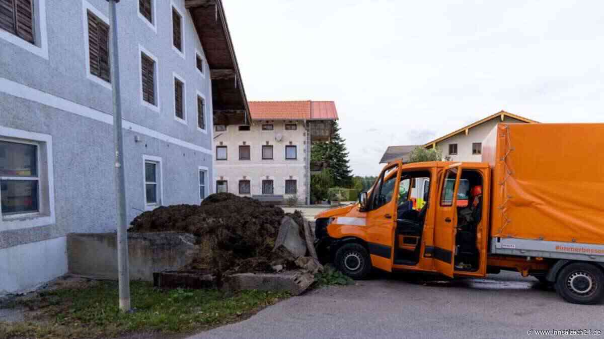 Transporter prallt frontal gegen Betonmauer bei Traunreut – Beifahrerin verletzt