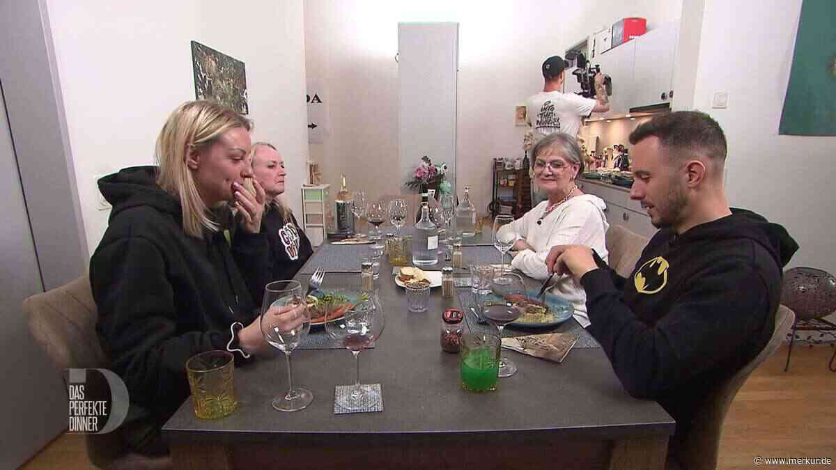 Ungewöhnlicher Dresscode beim „perfekten Dinner“: „Wird heute ein saukomischer Abend“