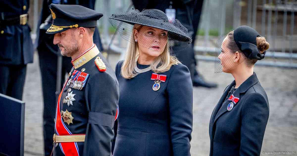 Wie kijkt naar de kleding en juwelen van Mette-Marit ziet iets opvallends