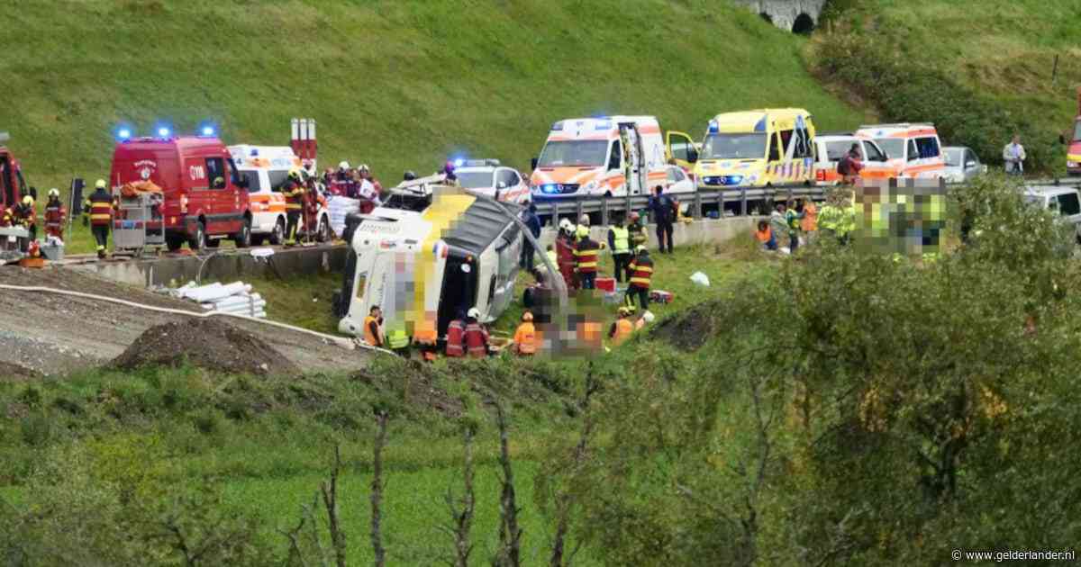 Bus van reisorganisatie Oad met Nederlanders gekanteld in Zwitserland: meerdere doden en gewonden