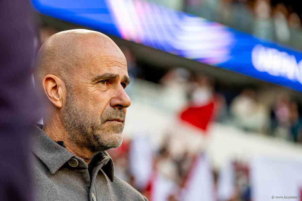 Peter Bosz gebaart naar Kodai Sano, die hij iets ongewoons ziet doen op het veld