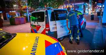 Fietser laat bloedspoor achter na val in binnenstad Arnhem, ook traumahelikopter opgeroepen