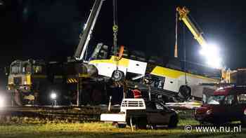Live busongeluk | Gecrashte Nederlandse bus in Zwitserland staat weer overeind