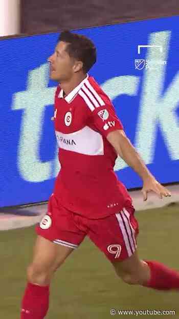 Lewandowski pulls off the perfect volley 🤩