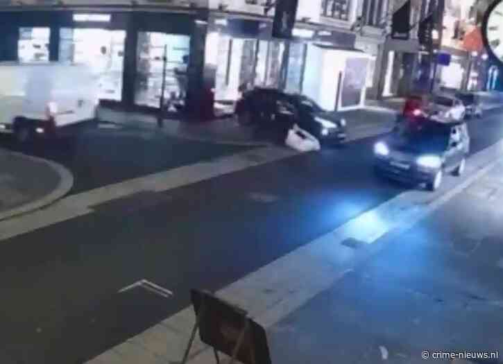 Groep criminelen maakt voor bijna half miljoen buit bij ramkraak op designerwinkel Loro Piana