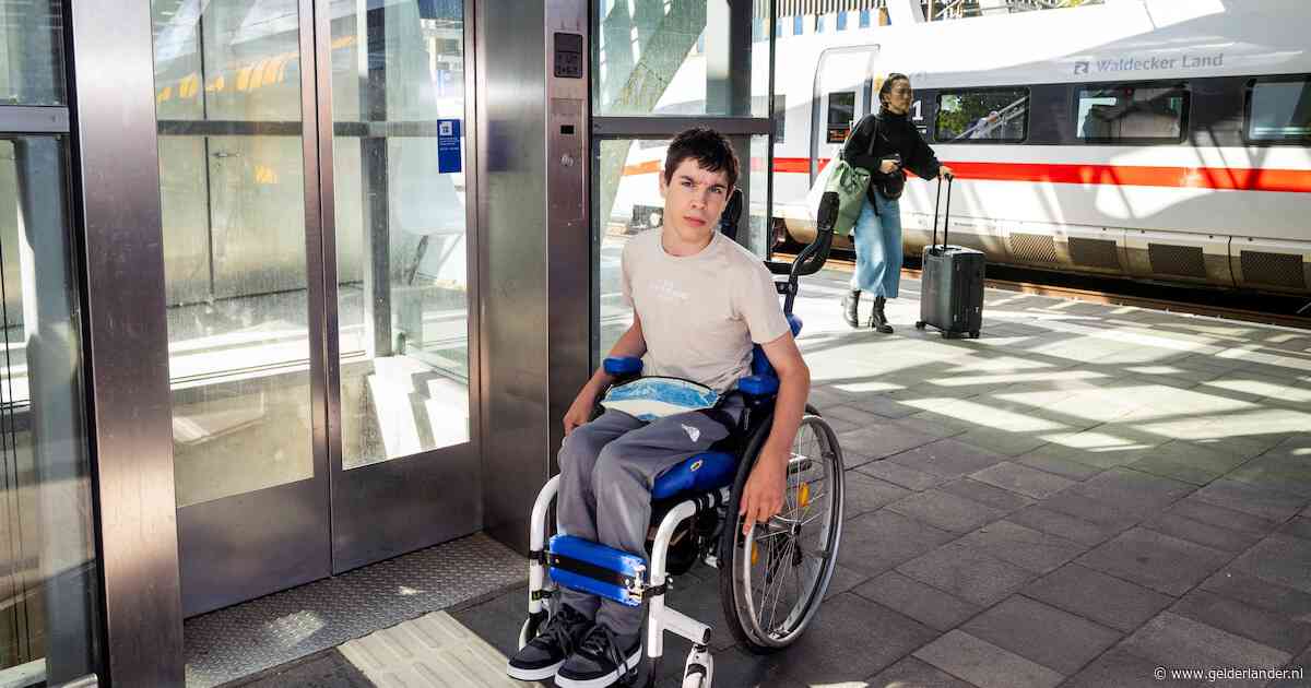Boosheid omdat NS-personeel Kjelt (14) liet staan bij kapotte lift op Arnhem CS: ‘Moet echt anders’