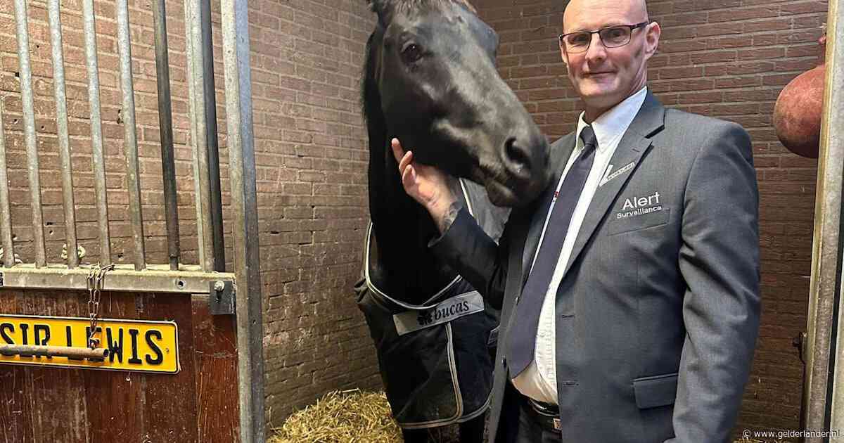 Honderden mensen eren doodgeschoten beveiliger Berry, zijn zwarte dressuurpaard loopt mee naar crematorium