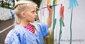 Mirre (7) schildert een bloem op de tunnelmuur: 'Dat mag toch normaal helemaal niet?'