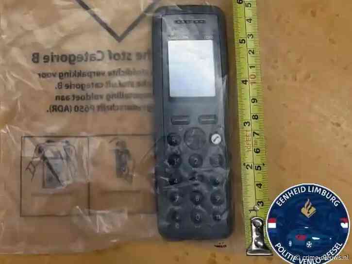 Verdachte stopt telefoon na bellen advocaat in Venlo in anus en moet naar ziekenhuis