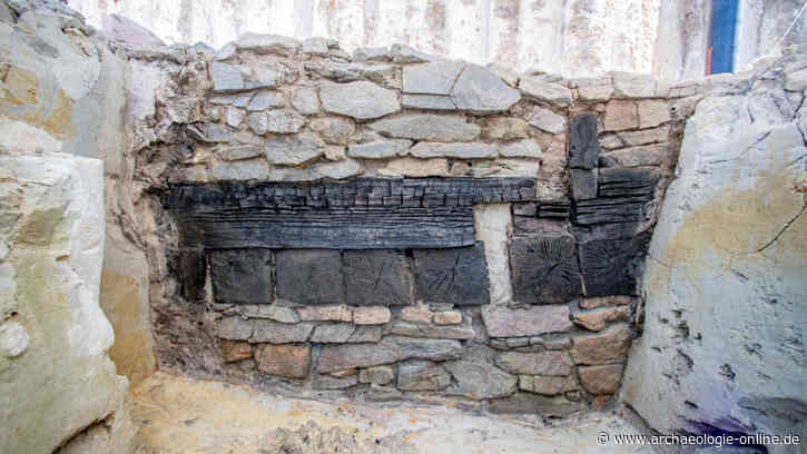 Grabung am Mainufer: 2400 Jahre alte Hölzer per Kran geborgen