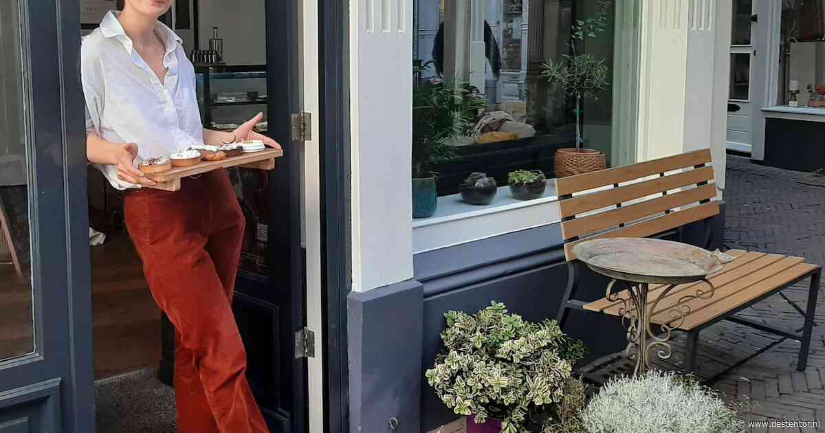 Sara serveert zelfgemaakte gebakjes met een glimlach: ‘Ik heb de juiste patók te pakken’