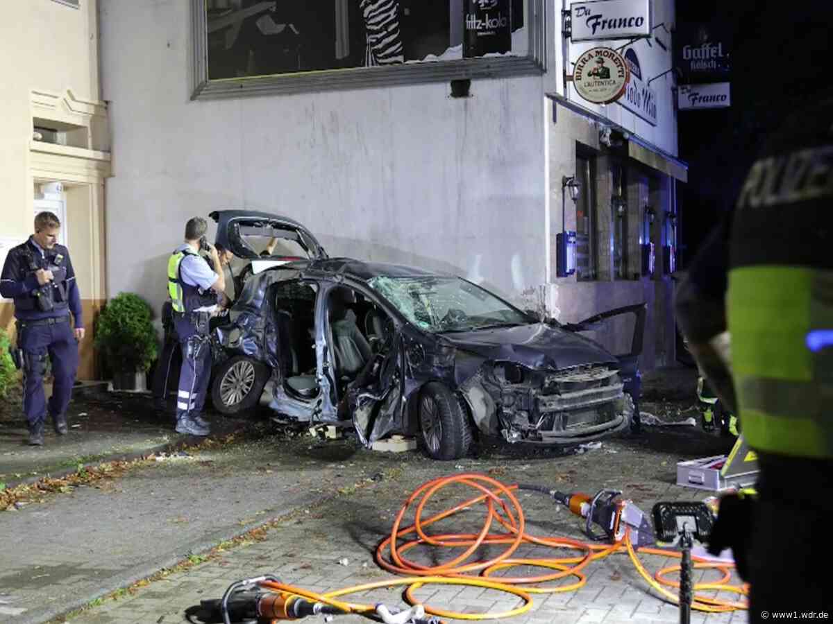 Auto kracht in Köln Ostheim in Pizzeria