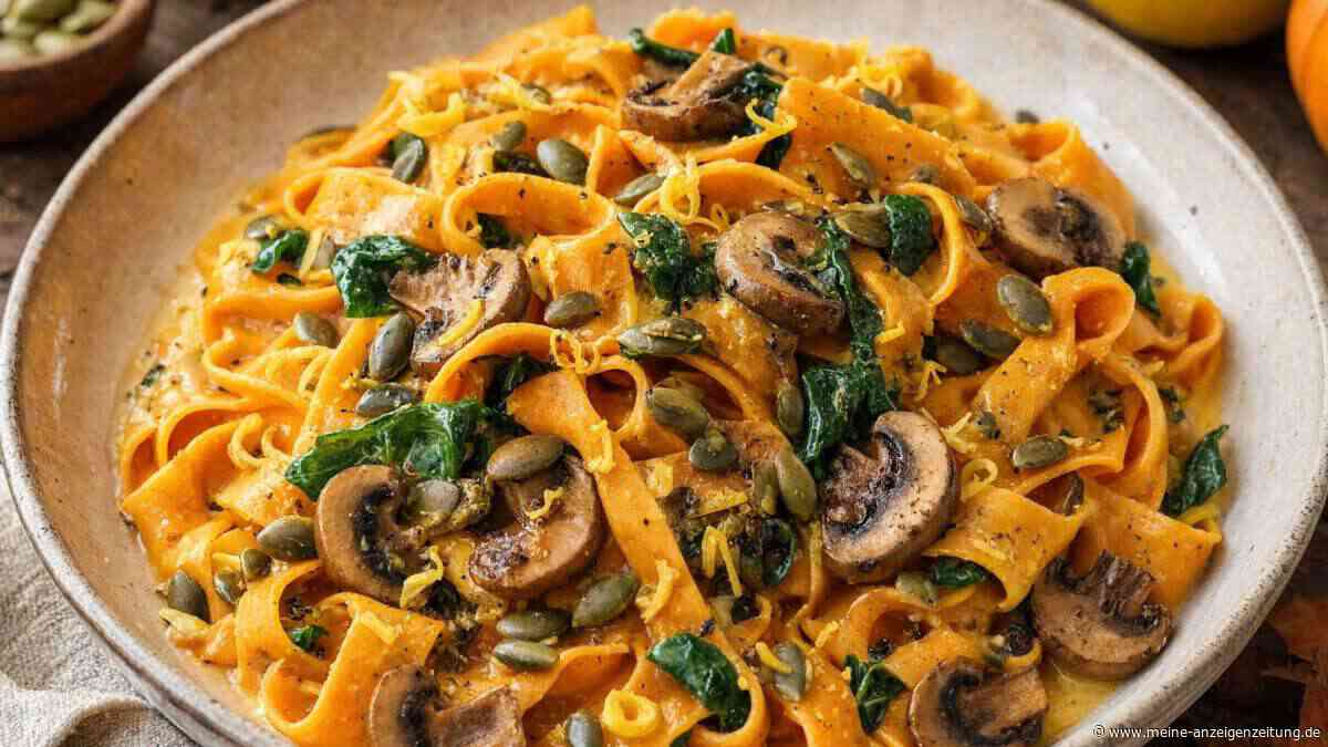 Cremige Alfredo-Nudeln ohne Teig: Butternut-Kürbis direkt aus dem Spiralschneider auf den Teller