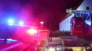 Feuerwehreinsatz in Hallendorf: Einsatzkräfte löschen Brand in Dachgeschoss