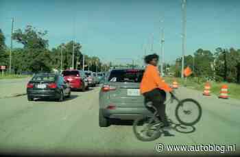Wheelie-meneer denkt tussen verkeer over te kunnen steken