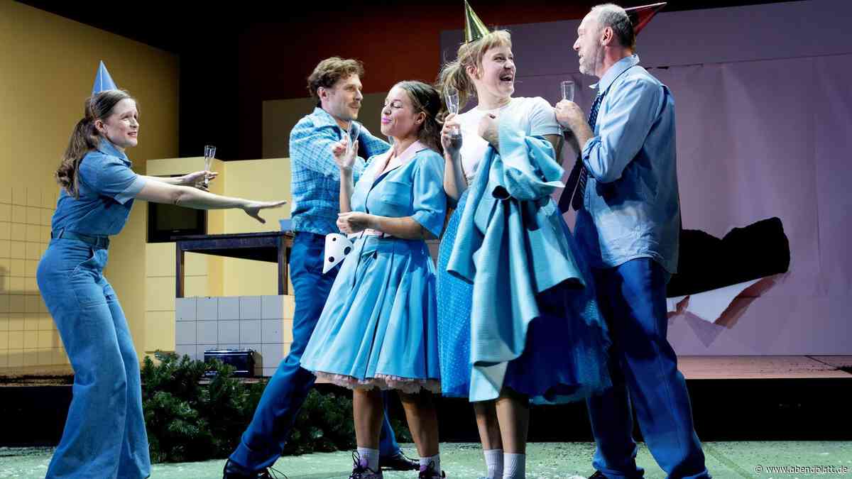 „Deutsches Haus“ am Thalia Theater: verstörender Originalton, Stille im Publikum