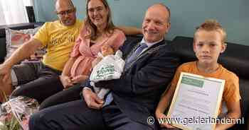 Baby Louise heeft het amper door, maar de burgemeester staat speciaal voor haar op de stoep
