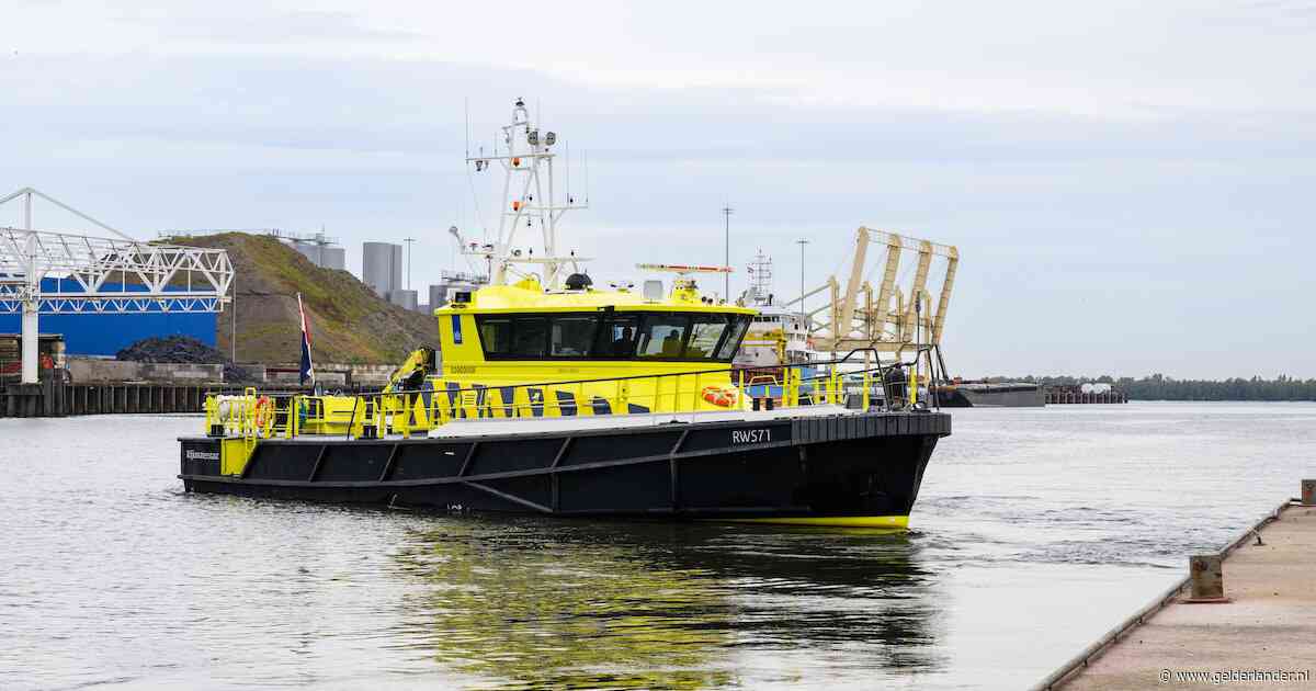 Vrachtschip op de Waal bij Kekerdom is lek, Rijkswaterstaat en brandweer in actie