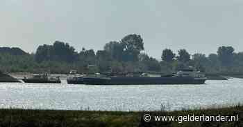 Vrachtschip op de Waal bij Kekerdom is lek, Rijkswaterstaat en brandweer in actie