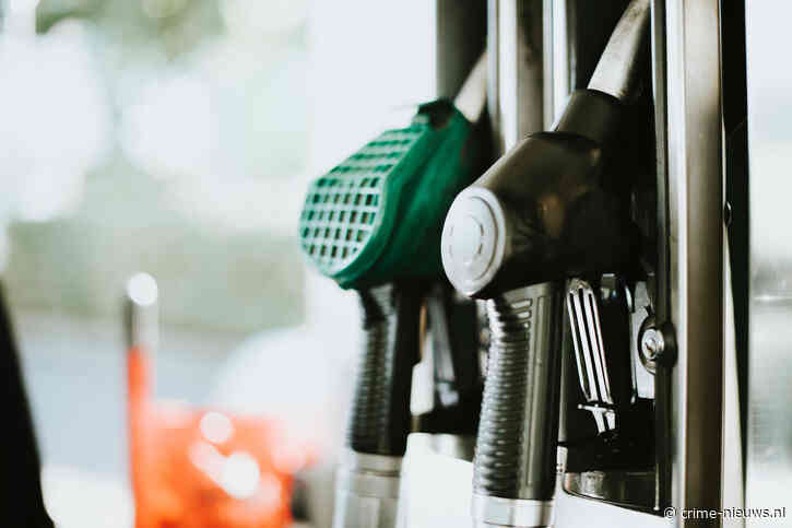Auto botst tegen tankstation in Hoorn: één inzittende overleden en bestuurder aangehouden