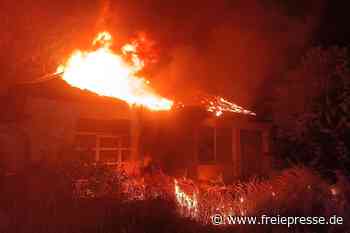 Erlau: 100 Feuerwehrleute bekämpfen Großbrand auf Bahngelände in der Nacht