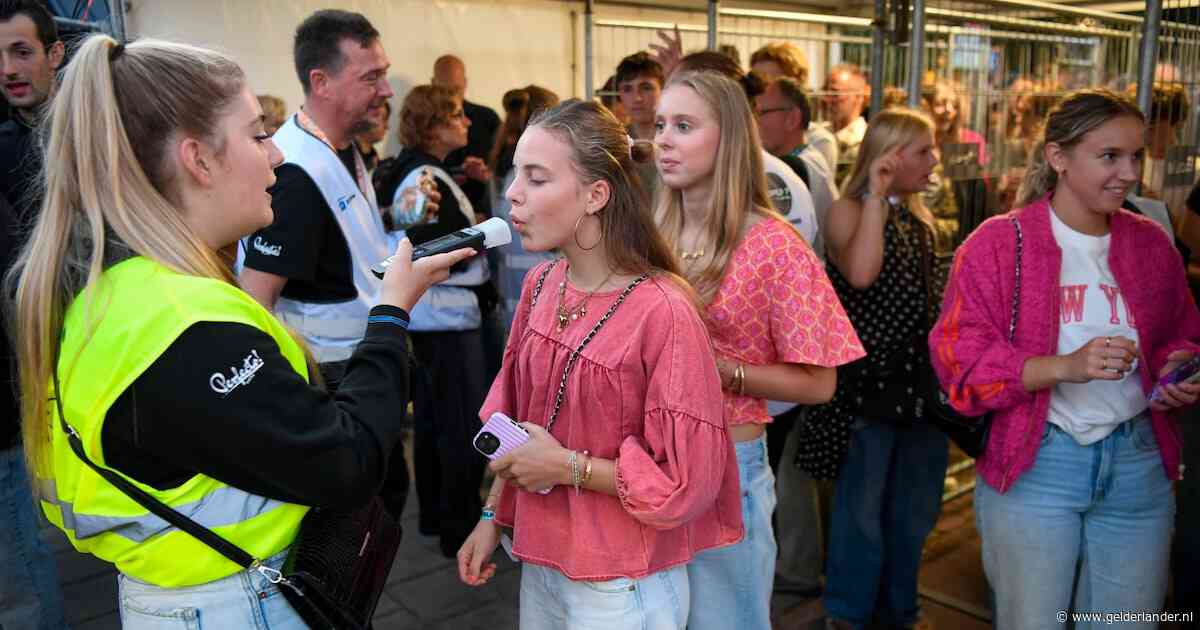 Appelpop 2026: niet de toegangsprijs, maar onverwachte blaastest zorgt voor chagrijn  - ‘Mijn zoon zit alweer in de trein naar huis’