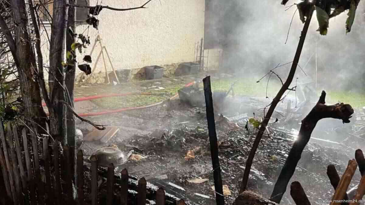 Schockierender Fall: Gartenhütte in Oberbayern angezündet – Feuer greift auf Auto über