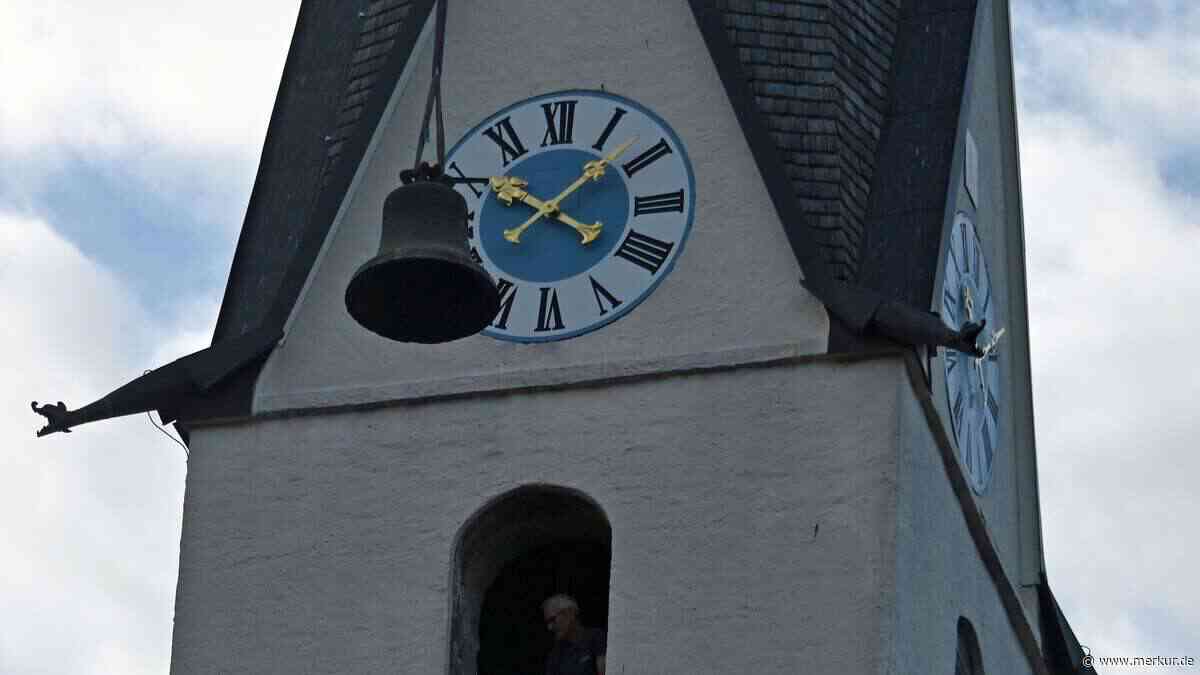 400 Jahre alte Kirchenglocke schwebt aus dem Massenhausener Kirchturm – und wird zum Denkmal