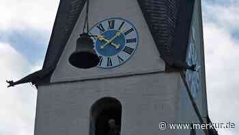 400 Jahre alte Kirchenglocke schwebt aus dem Massenhausener Kirchturm – und wird zum Denkmal