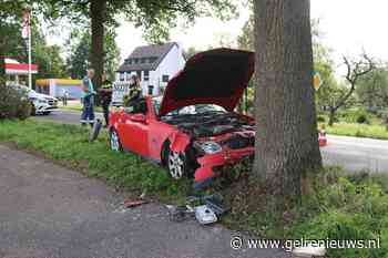 Auto knalt tegen boom, bestuurder raakt gewond