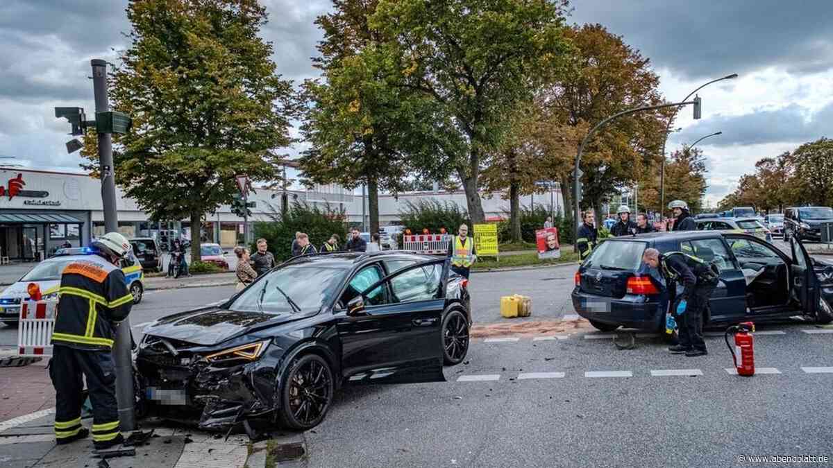 Unfall in Bergedorf: Zwei Pkw stoßen zusammen, dann trifft einer noch die Ampel