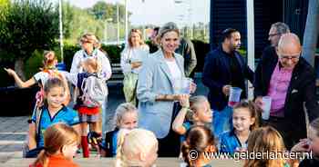 Minister draait bardienst bij de hockeyclub en schenkt per ongeluk voor de ‘verkeerde’ kinderen in