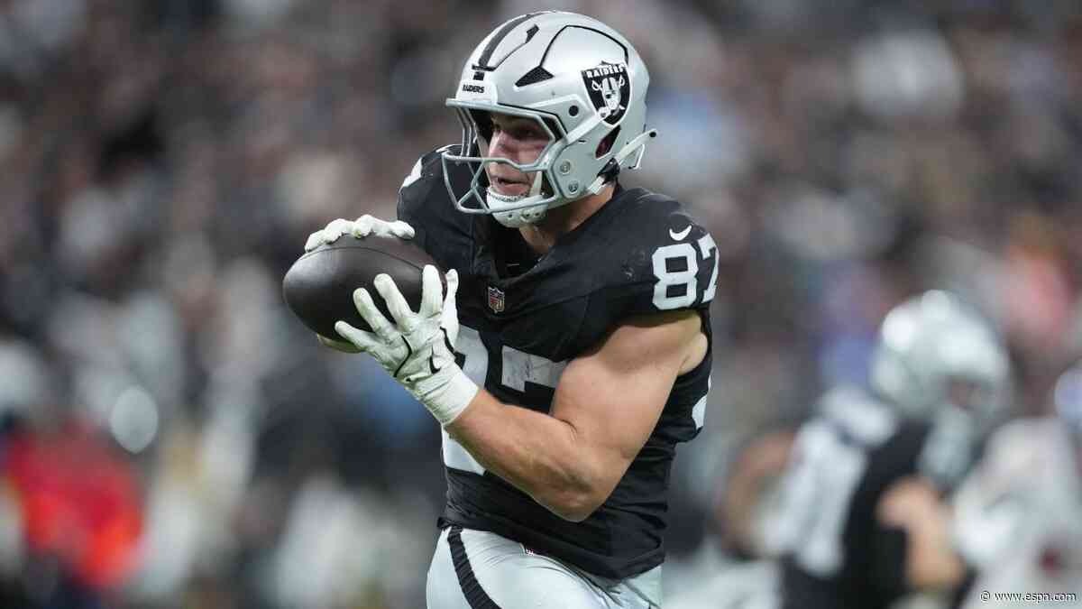Sources: Raiders TE Mayer lands $45M extension as Bowers sidelined