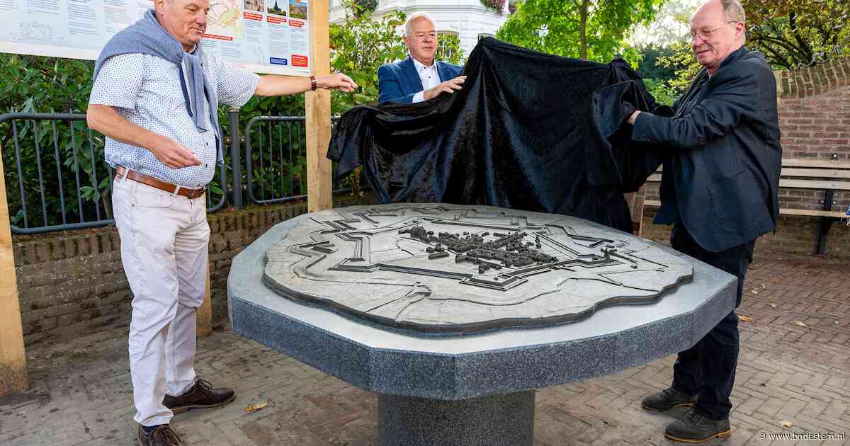 Steenbergen van 1827 vereeuwigd in maquette van brons: ‘Ik maak een diepe buiging voor de tekenaars van toen’