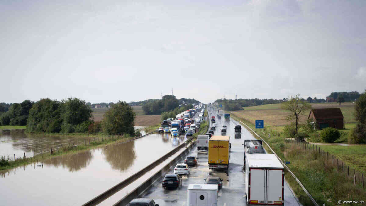 „Der Einsatz war für alle Beteiligten prägend“: Als eine Autobahn in NRW im Wasser versank