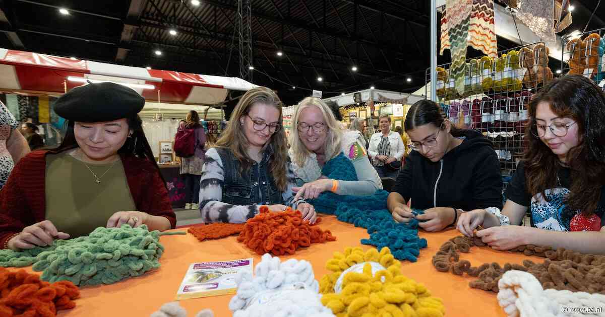 Twintigers en dertigers grijpen massaal naar haak- en breinaalden op beurs in Den Bosch: ‘Het steekt elkaar aan’