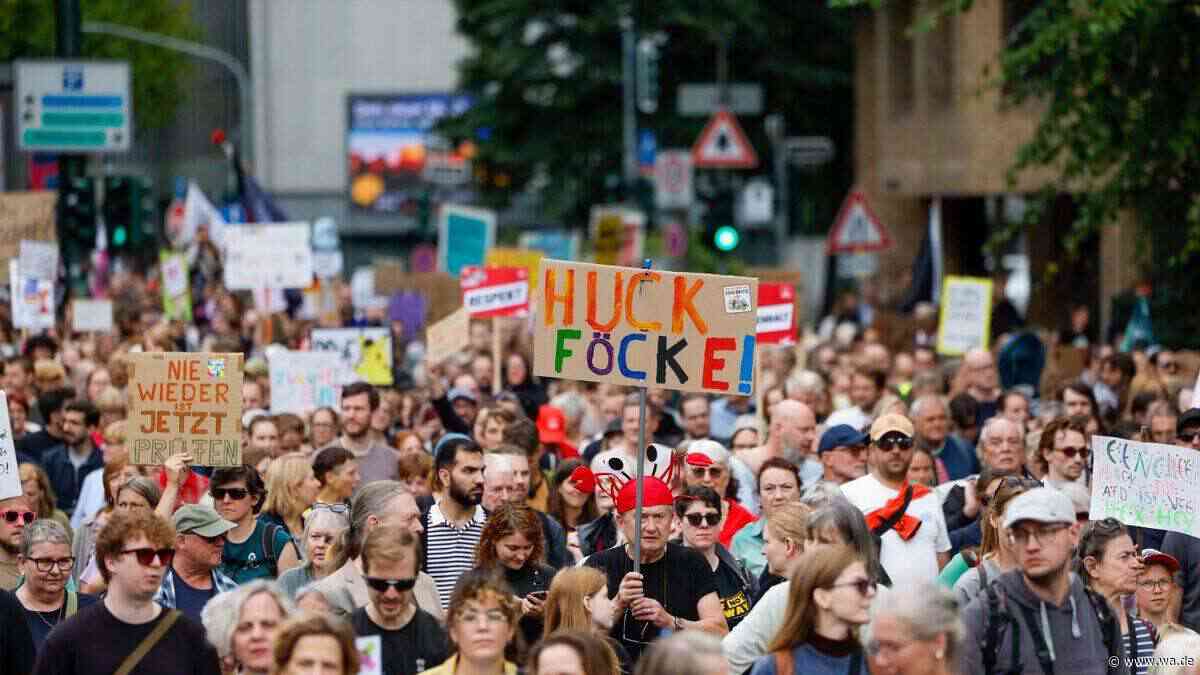 20.000 Menschen in Düsseldorf: Riesige Demo gegen AfD und Rechtsruck
