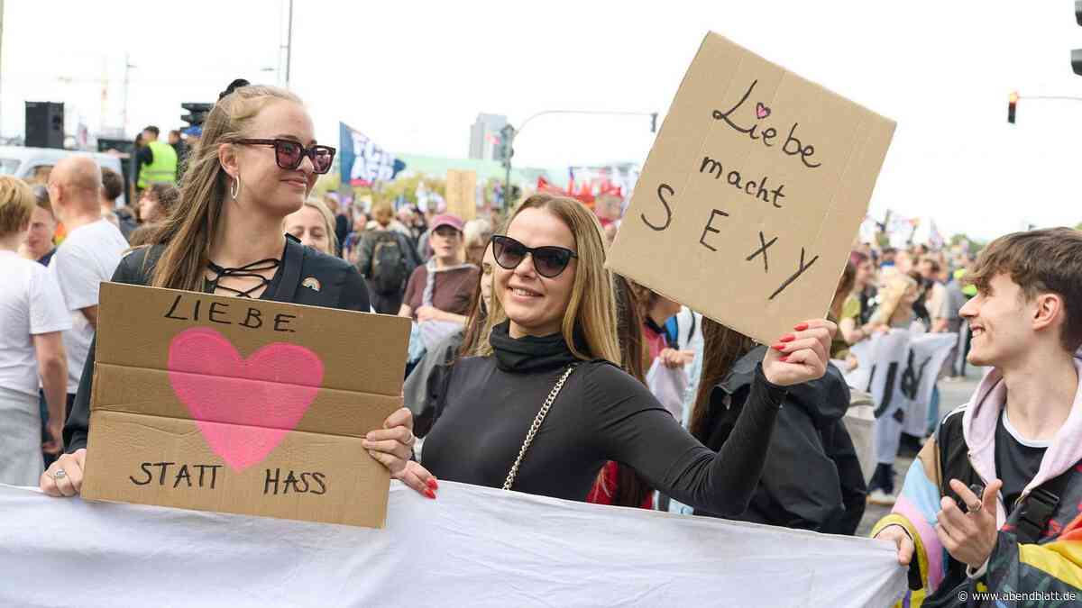 „Es ist 5 vor 1933“: 25.000 setzen bei Demo friedliches Zeichen gegen AfD